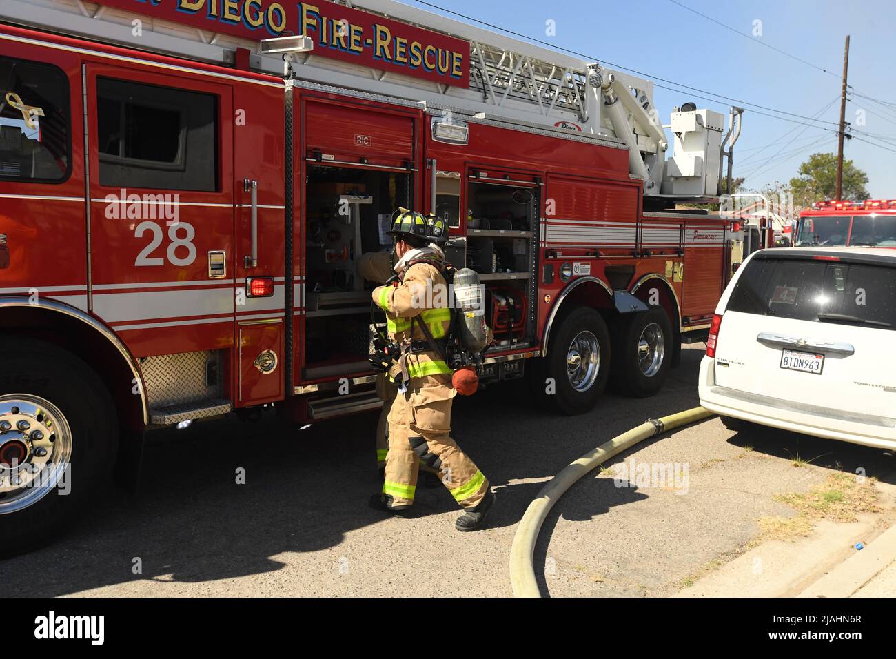 Feuerwehrmann rüstet sich auf dem SDFD Truck 28 Stockfoto