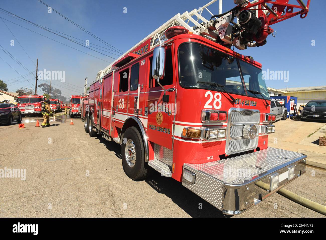 San Diego Fire-Rescue Truck 28 vor Ort bei einem kürzlichen Baubrand Stockfoto