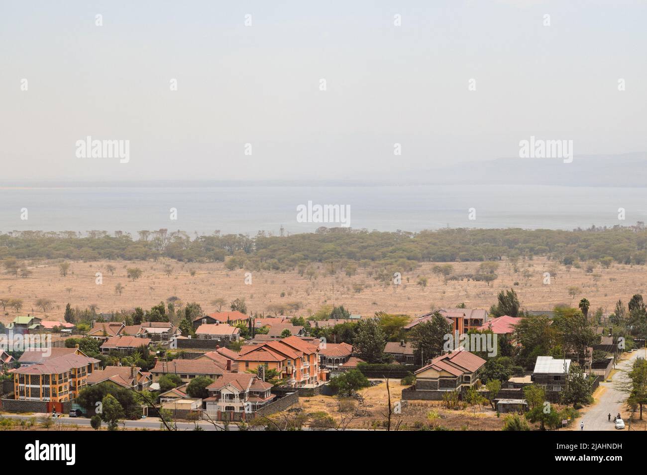 Hochwinkelansicht der Stadt Nakuru vor dem Hintergrund des Lake Nakuru, Kenia Stockfoto