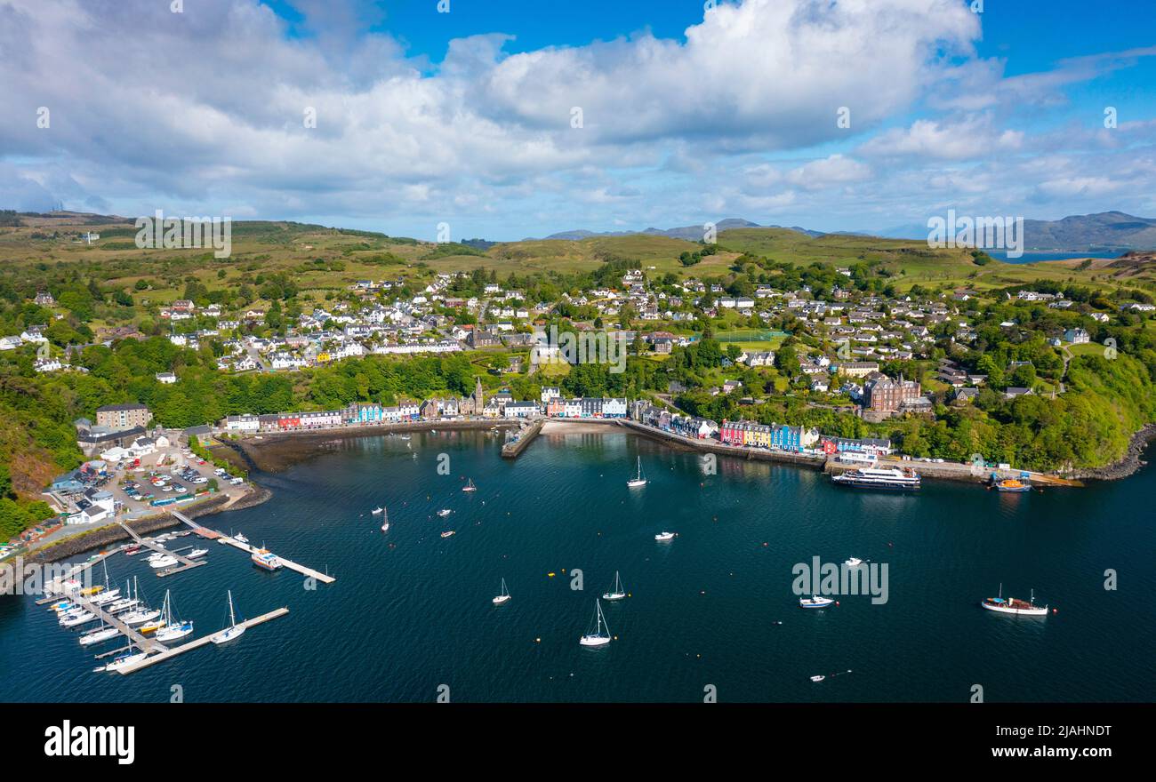 Luftaufnahme von der Drohne des Dorfes Tobermory auf der Isle of Mull, Argyll and Bute, Schottland, Großbritannien Stockfoto