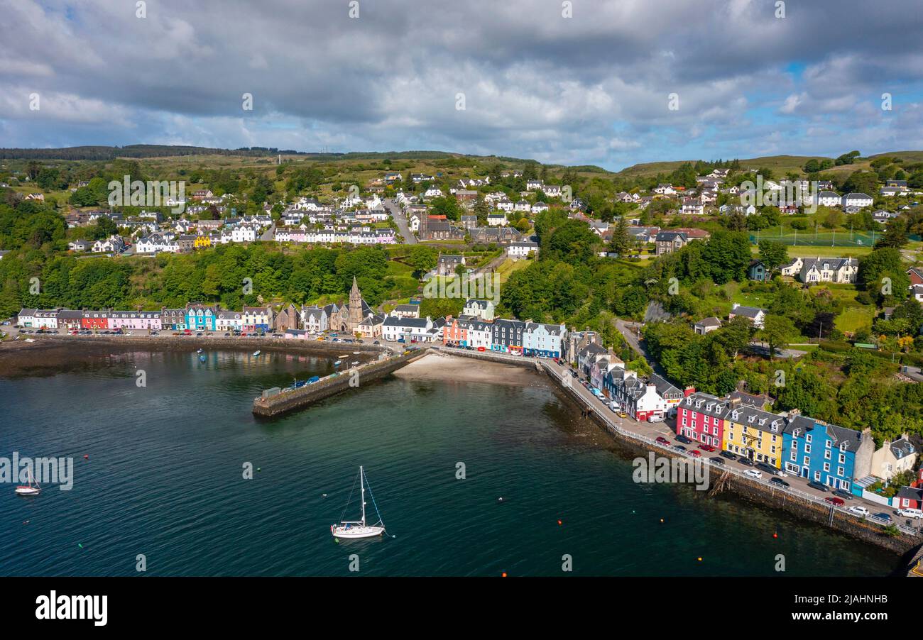 Luftaufnahme von der Drohne des Dorfes Tobermory auf der Isle of Mull, Argyll and Bute, Schottland, Großbritannien Stockfoto