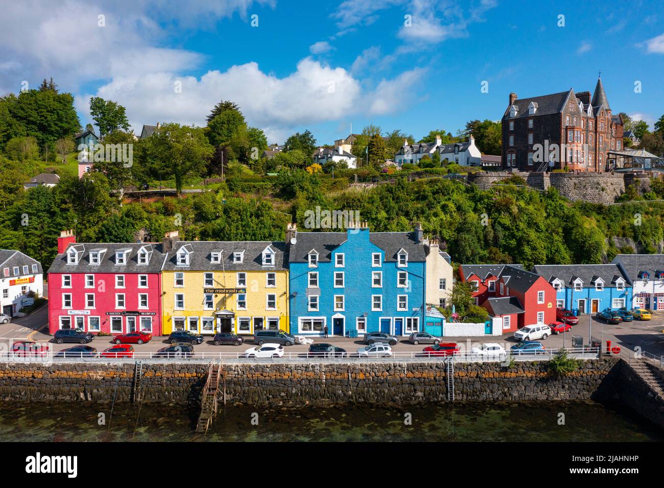 Luftaufnahme von Drohne von bunten Häusern im Dorf Tobermory auf Isle of Mull, Argyll und Bute, Schottland, Großbritannien Stockfoto