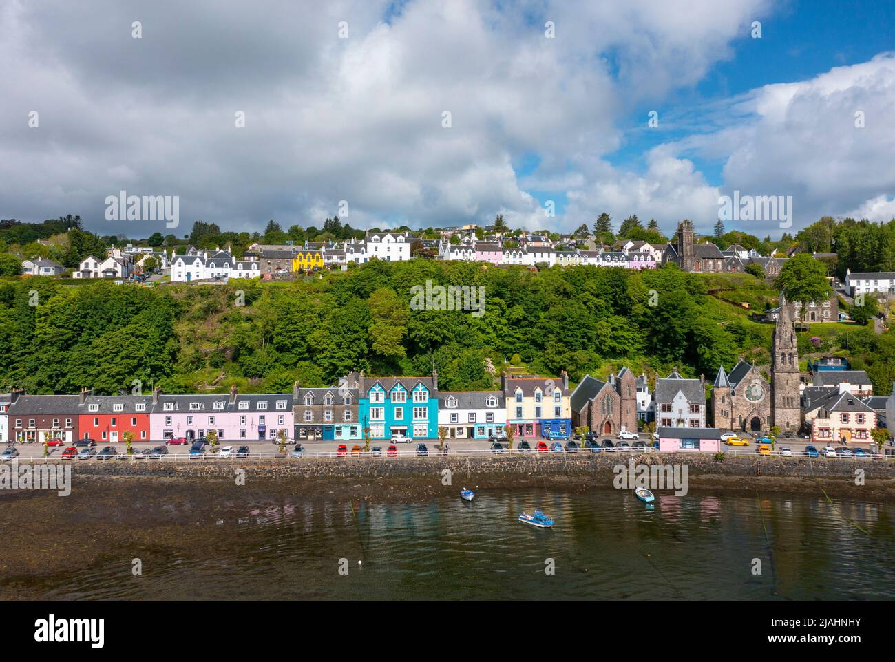 Luftaufnahme von Drohne von bunten Häusern im Dorf Tobermory auf Isle of Mull, Argyll und Bute, Schottland, Großbritannien Stockfoto