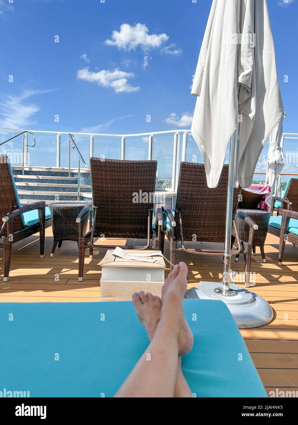 Orlando, FL, USA-8. Januar 2022: Ein Sonnendeck auf einem Kreuzschiff für die Gäste der Haven Suite auf den Norwegian Cruise Lines. Stockfoto