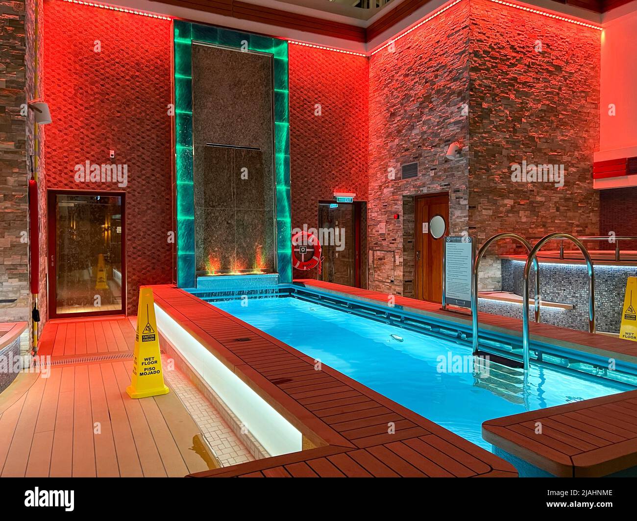 Orlando, FL USA - 8. Januar 2022: Der Haven Pool bei Nacht auf dem Norwegian Cruise Lines Haven-Kreuzfahrtschiff Escape in Port Canaveral, Florida. Stockfoto