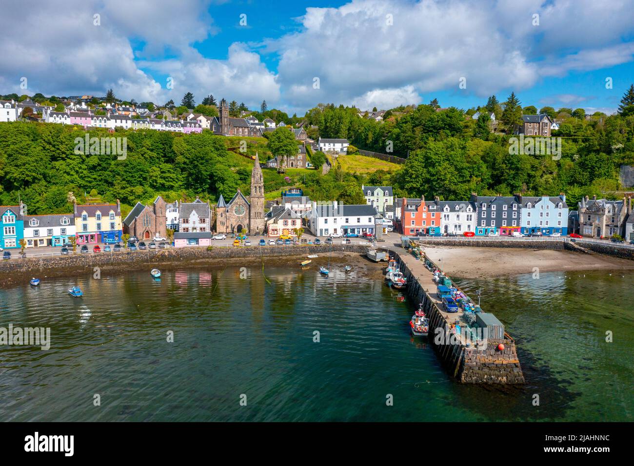 Luftaufnahme von Drohne von bunten Häusern im Dorf Tobermory auf Isle of Mull, Argyll und Bute, Schottland, Großbritannien Stockfoto