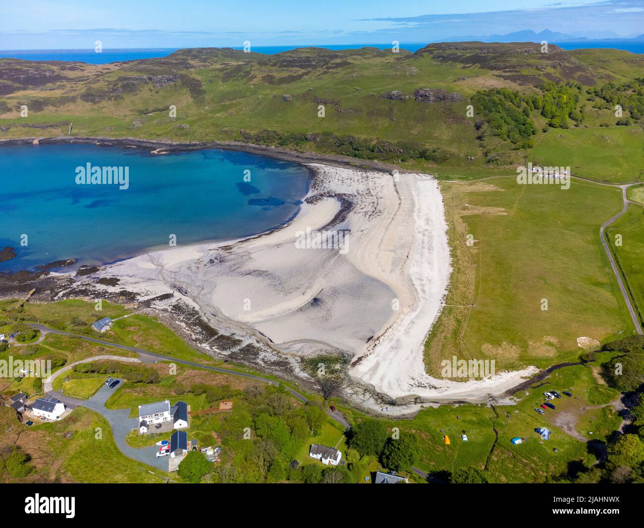 Luftaufnahme von der Drohne des Strandes in der Calgary Bay auf der Isle of Mull, Argyll und Bute, Schottland, Großbritannien Stockfoto