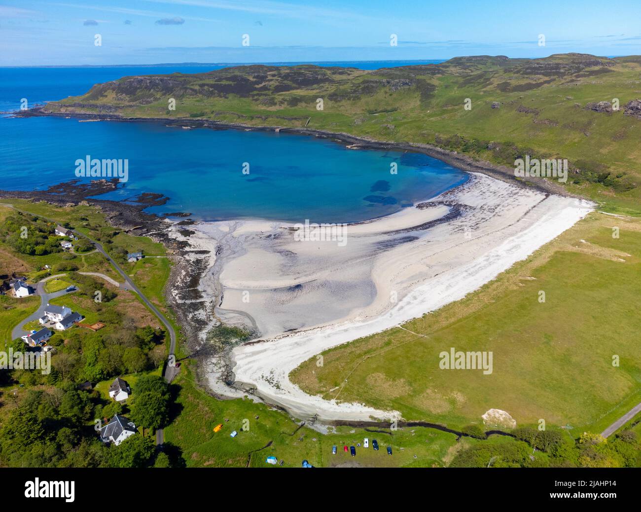 Luftaufnahme von der Drohne des Strandes in der Calgary Bay auf der Isle of Mull, Argyll und Bute, Schottland, Großbritannien Stockfoto