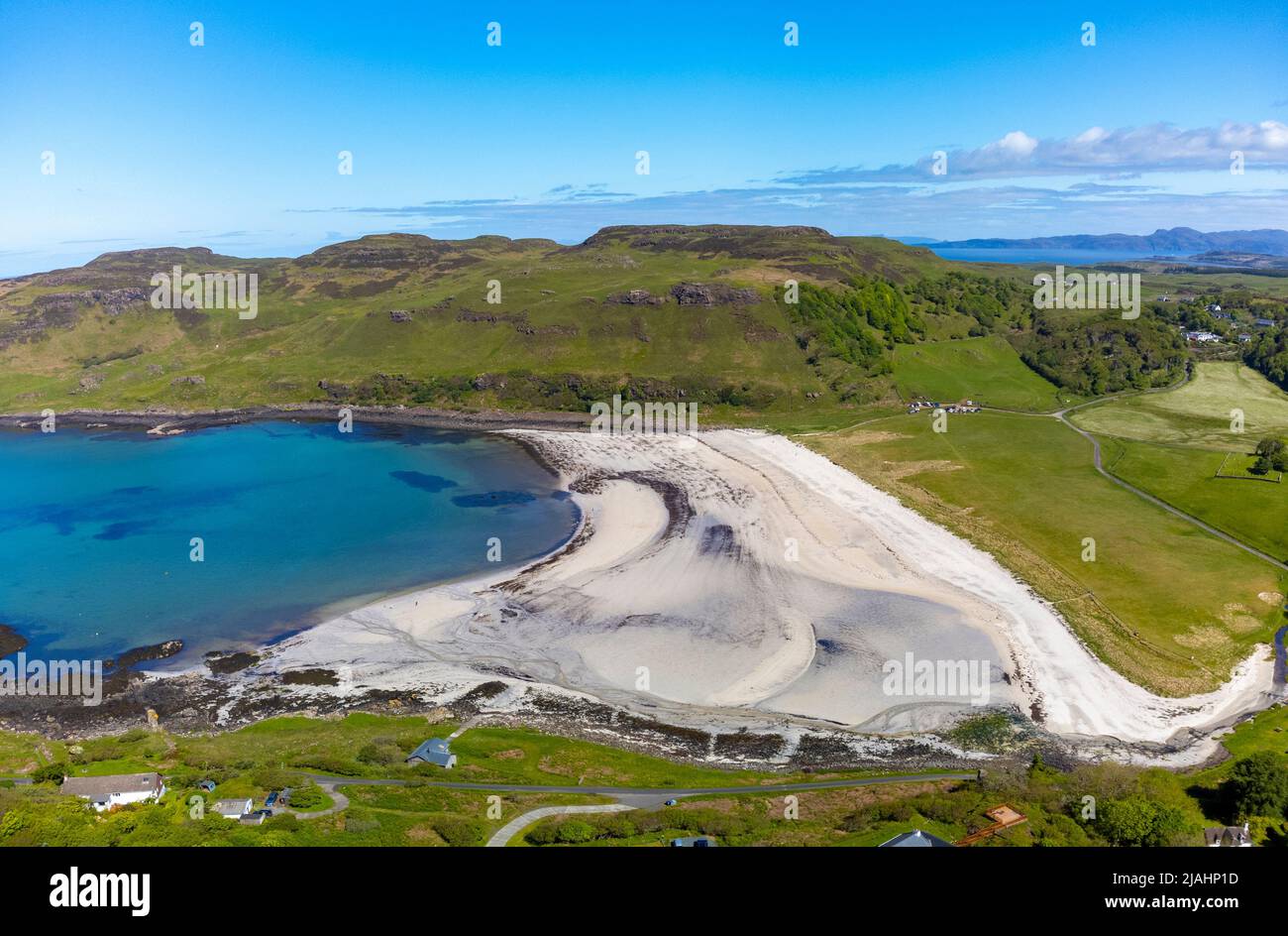Luftaufnahme von der Drohne des Strandes in der Calgary Bay auf der Isle of Mull, Argyll und Bute, Schottland, Großbritannien Stockfoto
