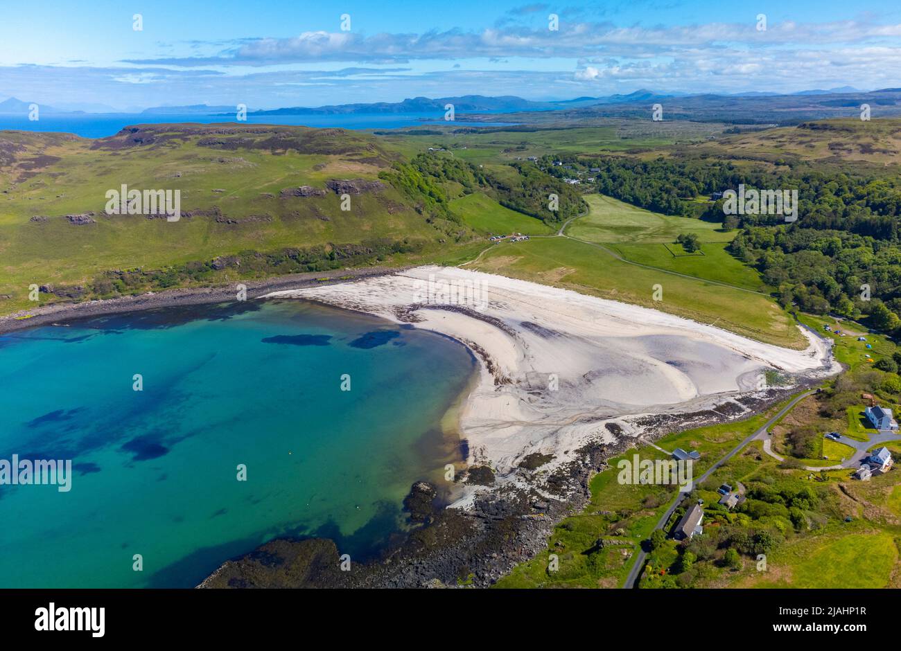 Luftaufnahme von der Drohne des Strandes in der Calgary Bay auf der Isle of Mull, Argyll und Bute, Schottland, Großbritannien Stockfoto