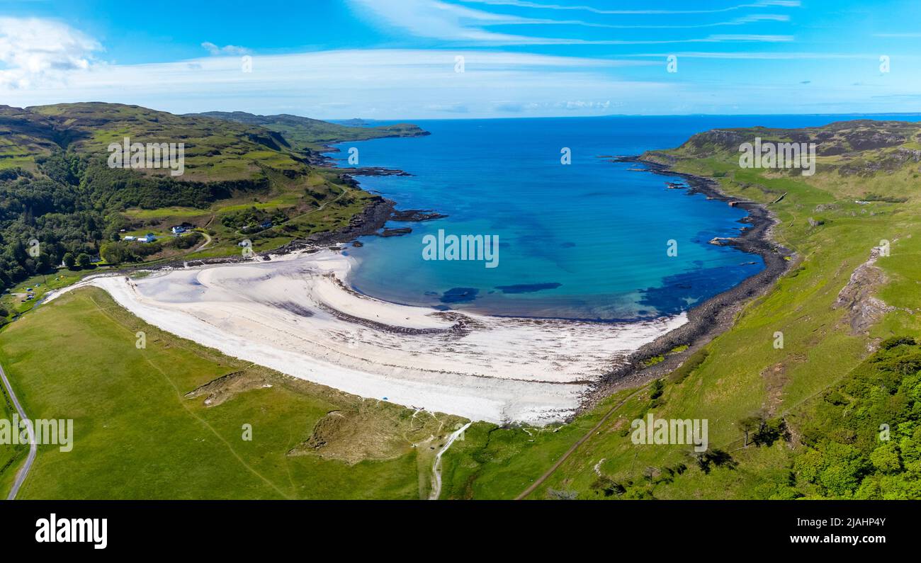 Luftaufnahme von der Drohne des Strandes in der Calgary Bay auf der Isle of Mull, Argyll und Bute, Schottland, Großbritannien Stockfoto