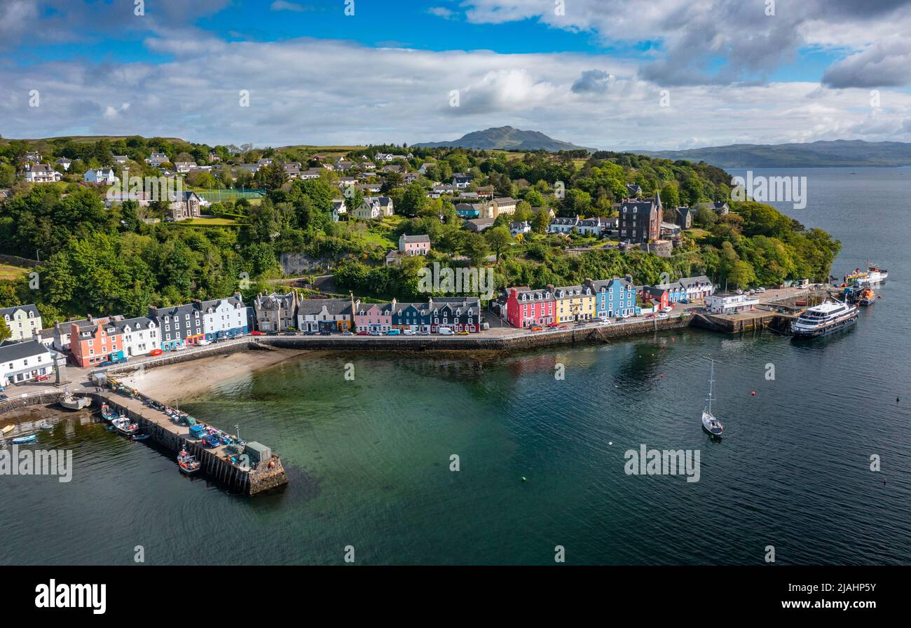Luftaufnahme von Drohne von bunten Häusern im Dorf Tobermory auf Isle of Mull, Argyll und Bute, Schottland, Großbritannien Stockfoto