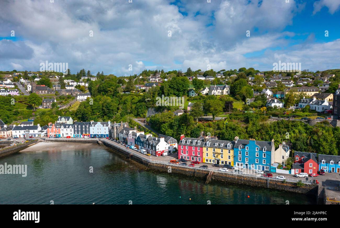 Luftaufnahme von Drohne von bunten Häusern im Dorf Tobermory auf Isle of Mull, Argyll und Bute, Schottland, Großbritannien Stockfoto
