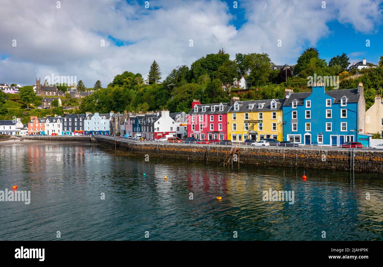 Luftaufnahme von Drohne von bunten Häusern im Dorf Tobermory auf Isle of Mull, Argyll und Bute, Schottland, Großbritannien Stockfoto