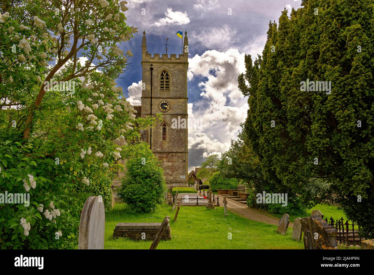 BLADON OXFORDSHIRE PFARRKIRCHE ST. MARTIN DER FRIEDHOF UND SPENCER - CHURCHILL GRÄBER IM FRÜHJAHR Stockfoto