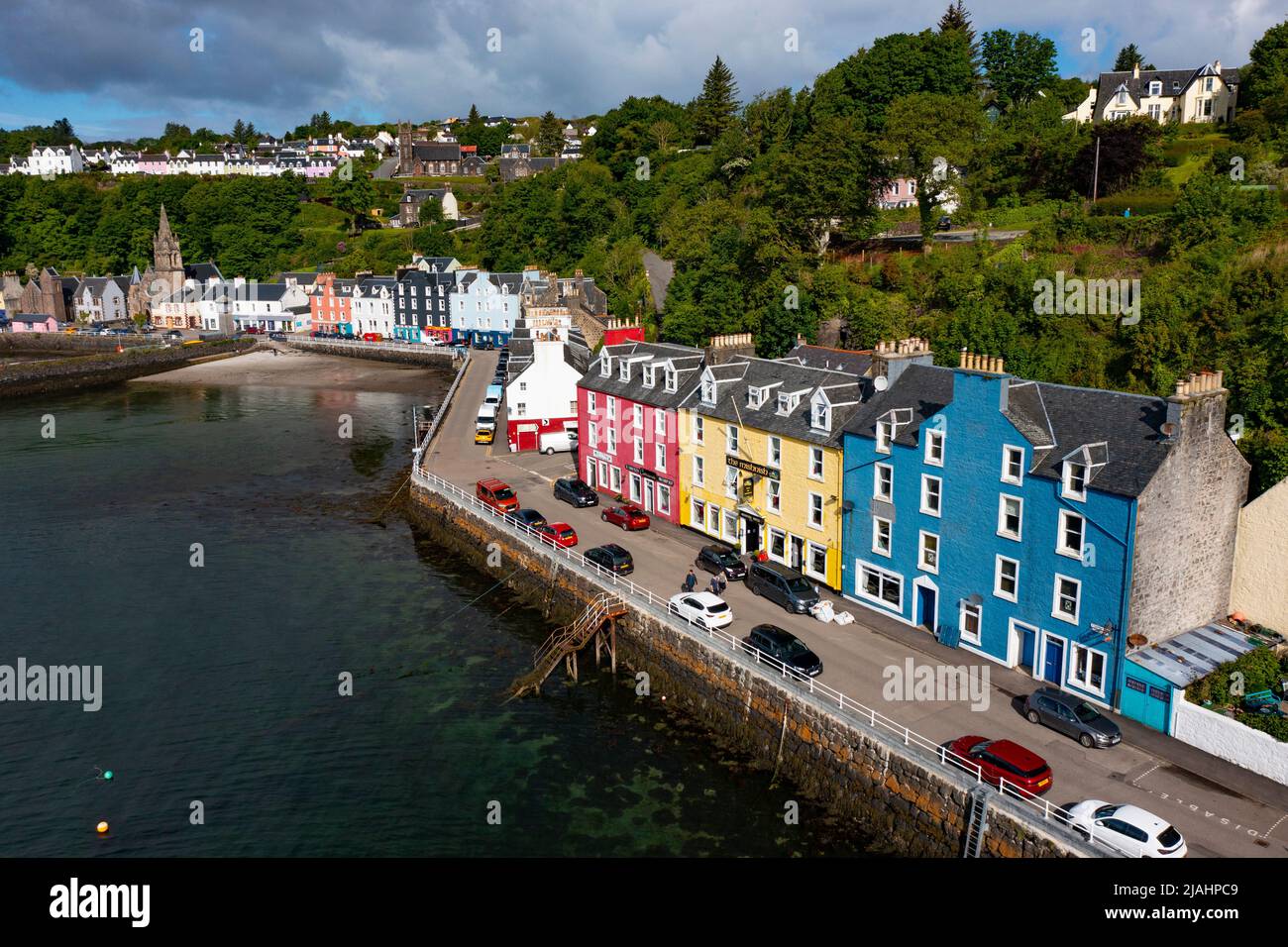 Luftaufnahme von Drohne von bunten Häusern im Dorf Tobermory auf Isle of Mull, Argyll und Bute, Schottland, Großbritannien Stockfoto