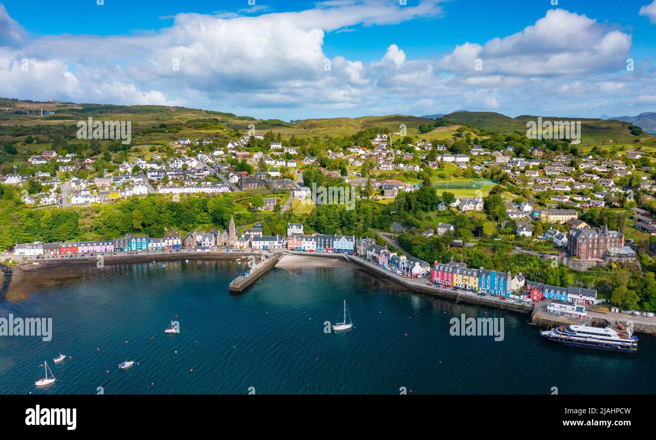 Luftaufnahme von Drohne von bunten Häusern im Dorf Tobermory auf Isle of Mull, Argyll und Bute, Schottland, Großbritannien Stockfoto