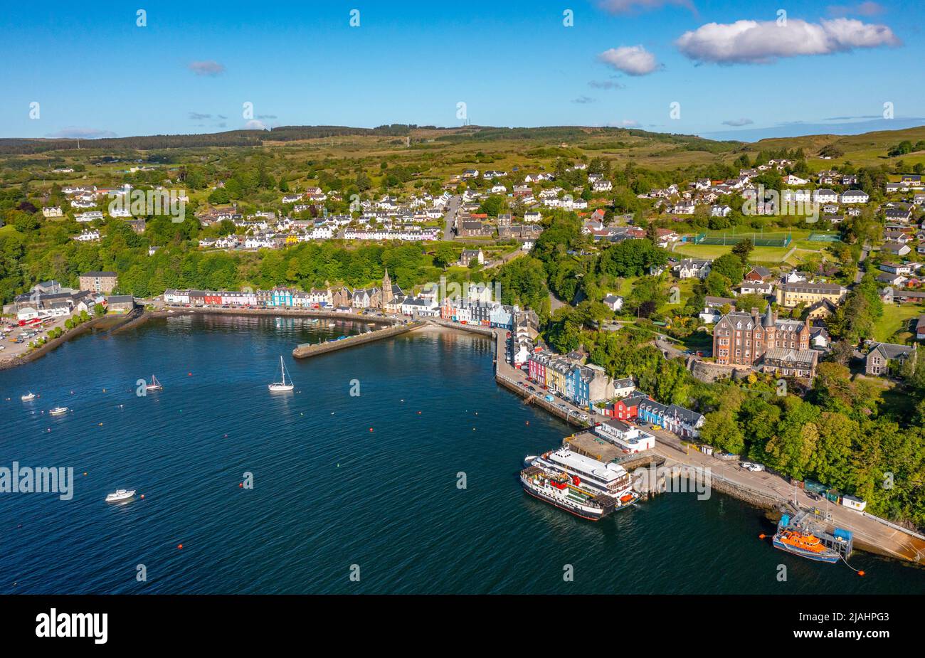 Luftaufnahme von Drohne von bunten Häusern im Dorf Tobermory auf Isle of Mull, Argyll und Bute, Schottland, Großbritannien Stockfoto
