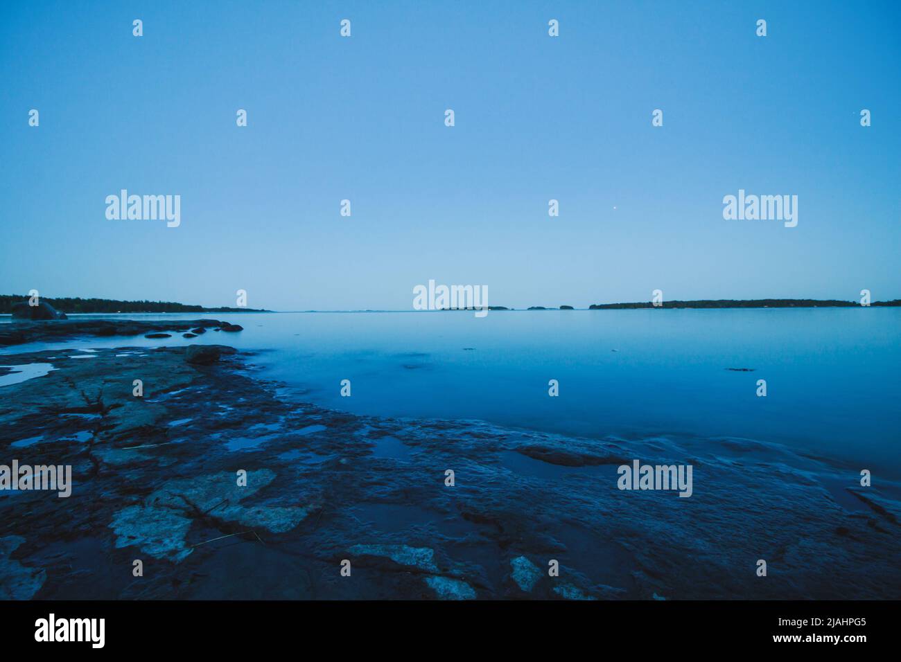 Blaue Stunde am Meer Stockfoto