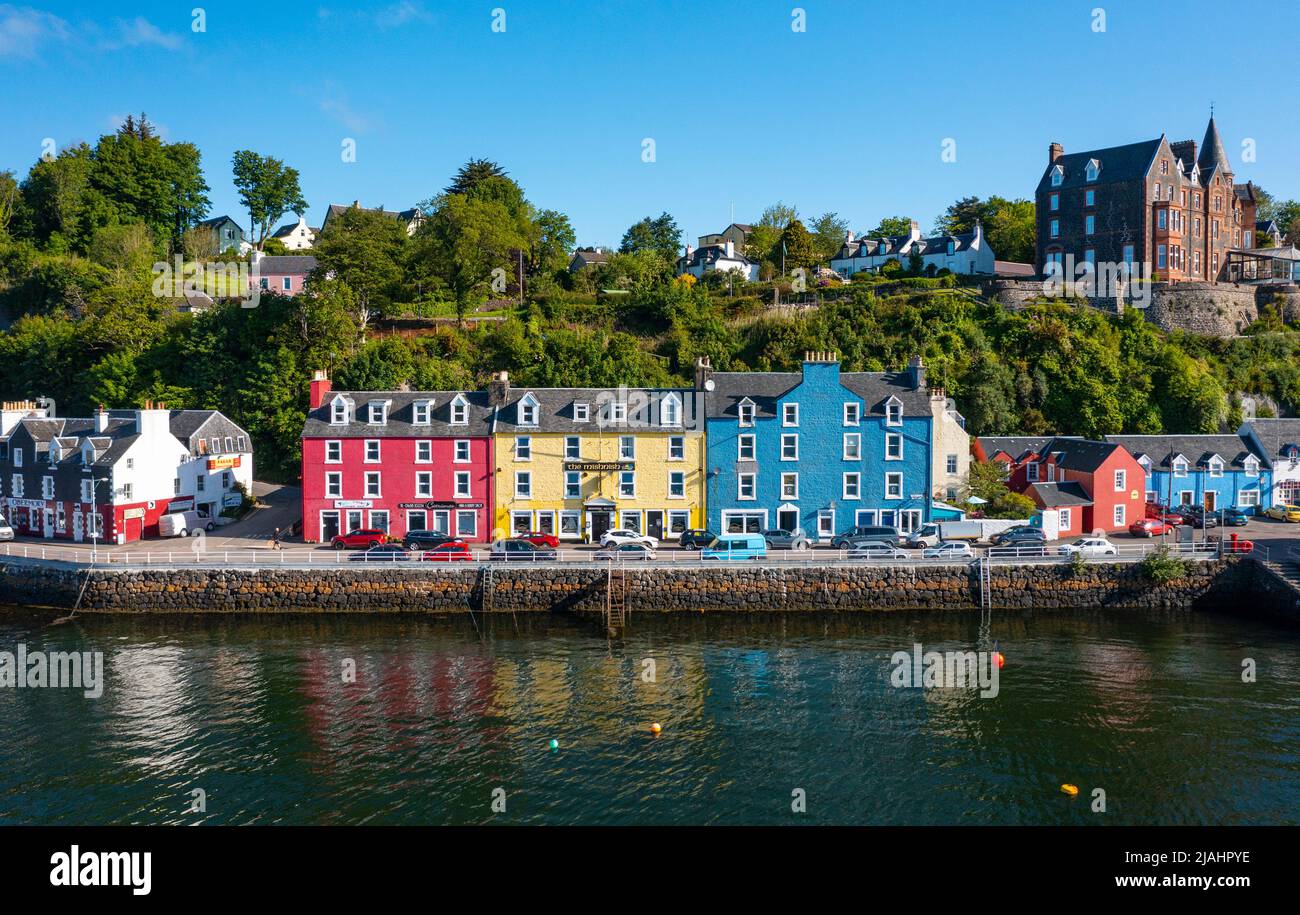 Luftaufnahme von Drohne von bunten Häusern im Dorf Tobermory auf Isle of Mull, Argyll und Bute, Schottland, Großbritannien Stockfoto