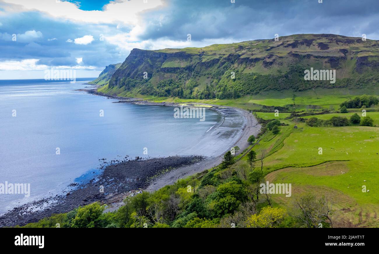 Luftaufnahme von der Drohne der Klippen in der Carsaig Bay auf der Isle of Mull, Argyll and Bute, Schottland, Großbritannien Stockfoto
