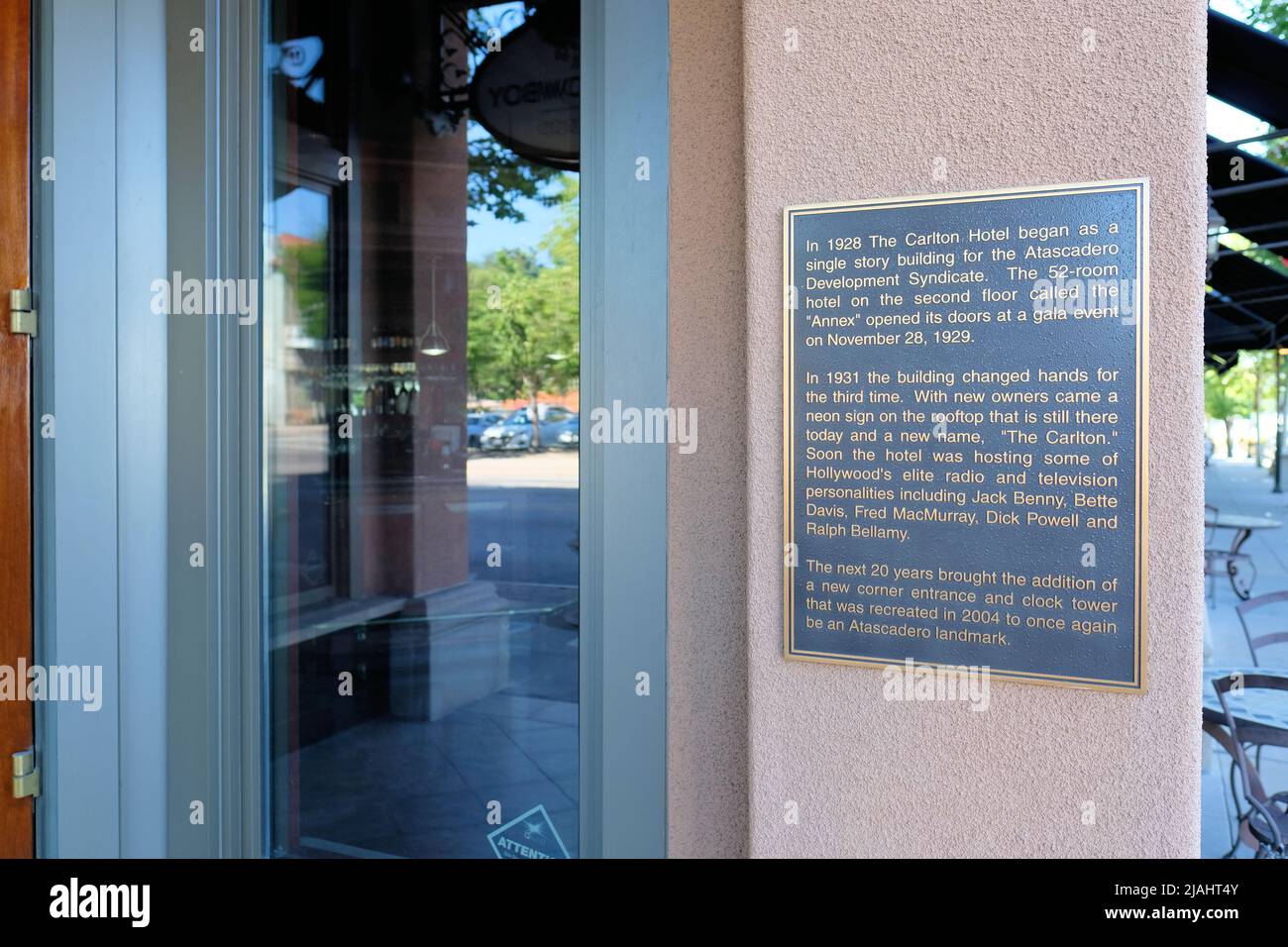 Plakette vor dem Carlton Hotel in der Innenstadt von Atascadero, Kalifornien, dem Colony District der USA, dem besten Einkaufs- und Restaurantviertel der Innenstadt. Stockfoto