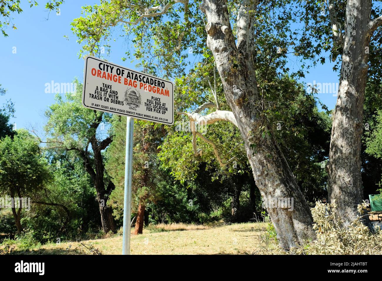 Orange Bag Programmschild auf der Centennial Plaza in Atascadero, Kalifornien, USA; bürgerliche Verantwortung für die Reinigung von Müll, Müll und Schutt. Stockfoto