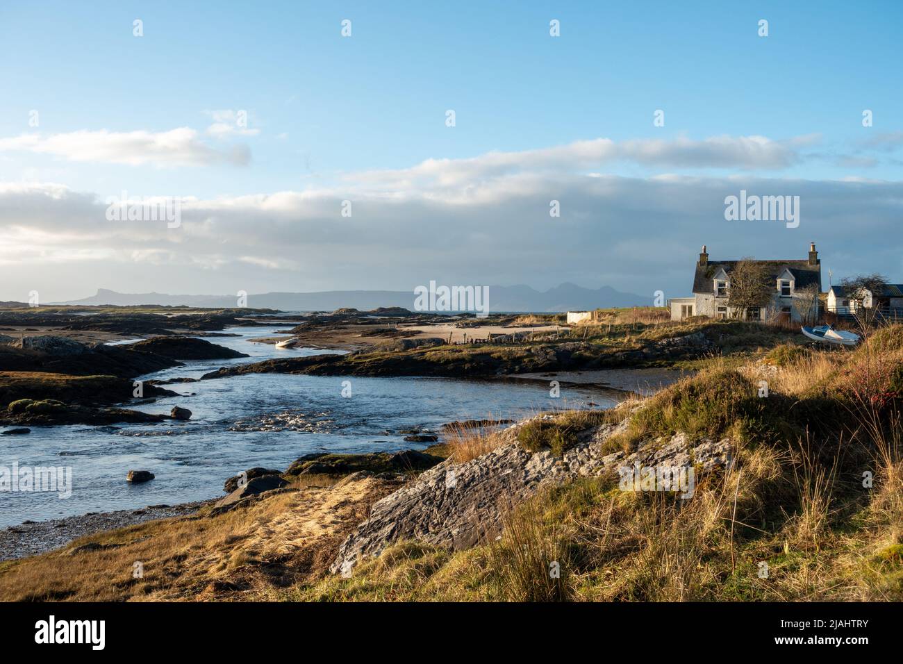 Invercaimbe Croft House, ein Lochside Cottage in der Nähe von Arisaig im Winter an einem sonnigen Tag, Scottish Highlands, Schottland Stockfoto