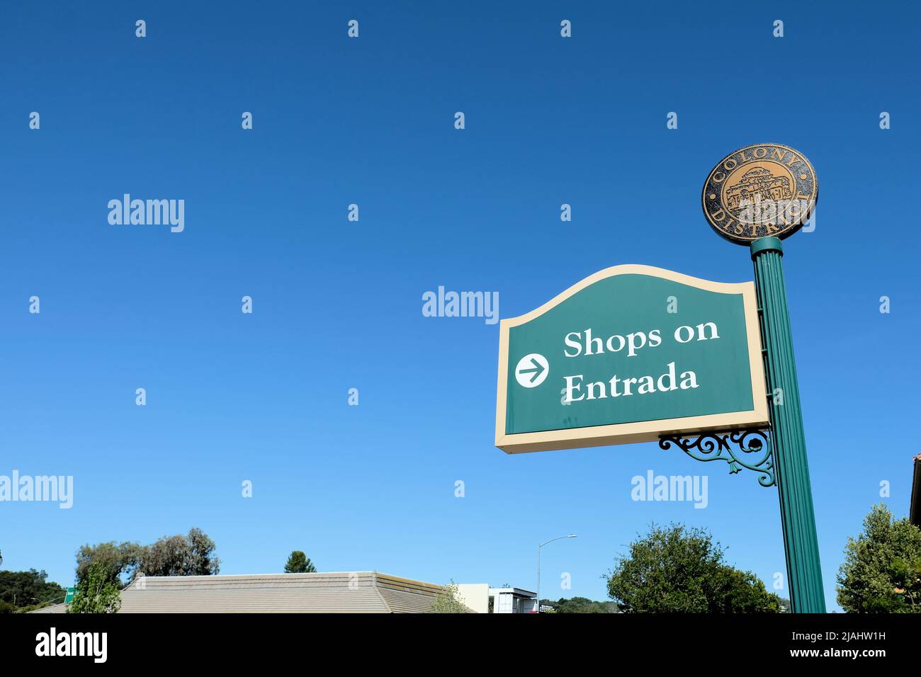 Geschäfte auf der Entrada-Beschilderung im Colony District im Stadtzentrum von Atascadero, Kalifornien, USA; das beste Einkaufs- und Restaurantviertel der Stadt. Stockfoto