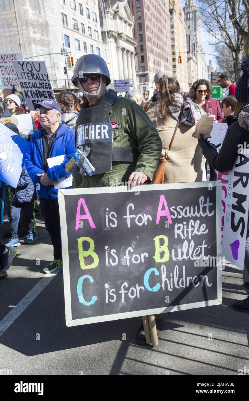 NYC, 24. März 2018: Studenten und andere demonstrierten im Marsch um unser Leben in den USA für ein Ende des Abschlachtens amerikanischer Kinder Stockfoto