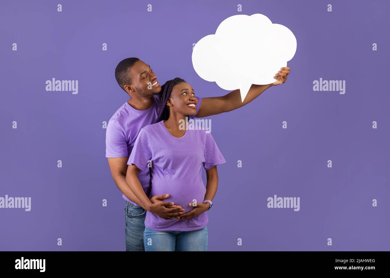 Lächelnd schwanger schwarzes Paar hoding Sprechblase Stockfoto
