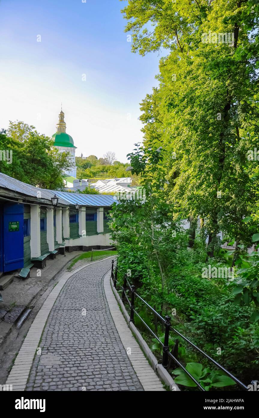 Ein enger Pfad in der Nähe des Kiev-Pechersk Lavra in Ukraie Stockfoto