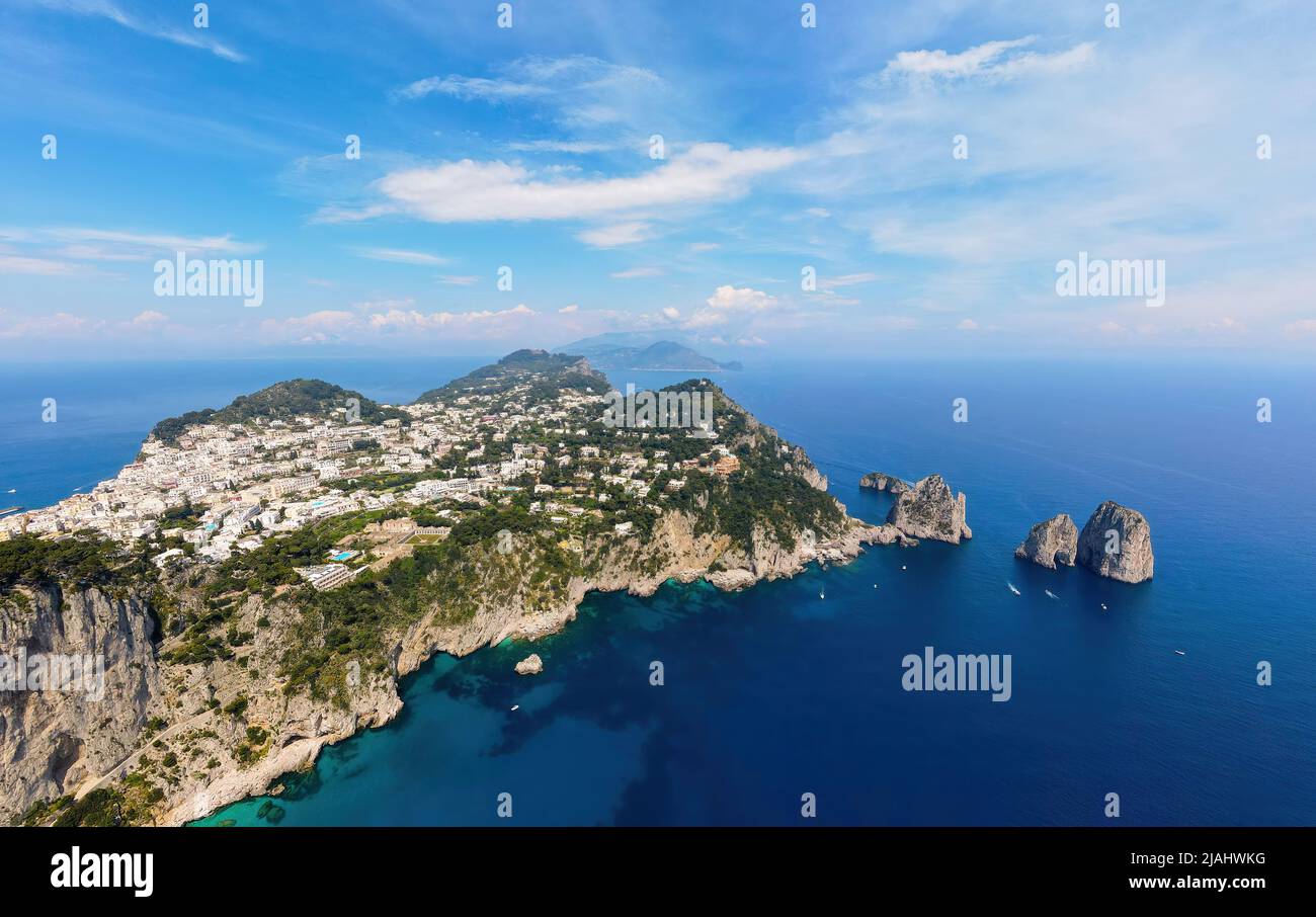 Capri Island Italien. Faraglioni Rocks Und Wunderbare Kosten Und Klippen Stockfoto