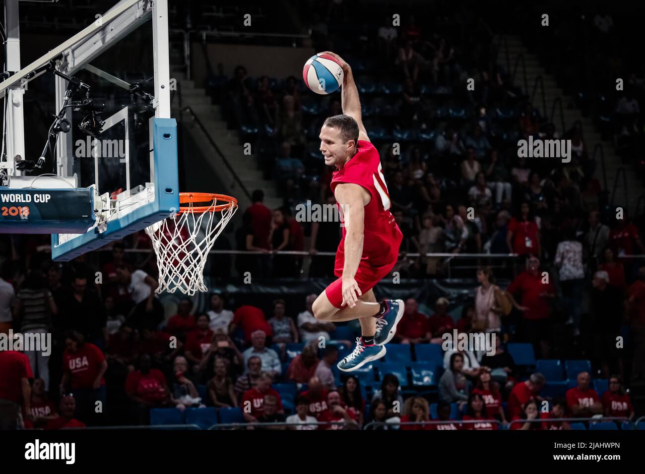 Teneriffa, Spanien, 29. September 2018: Basketballspieler springen während einer akrobatischen Basketballshow im Rahmen der FIBA-Weltmeisterschaft hoch Stockfoto