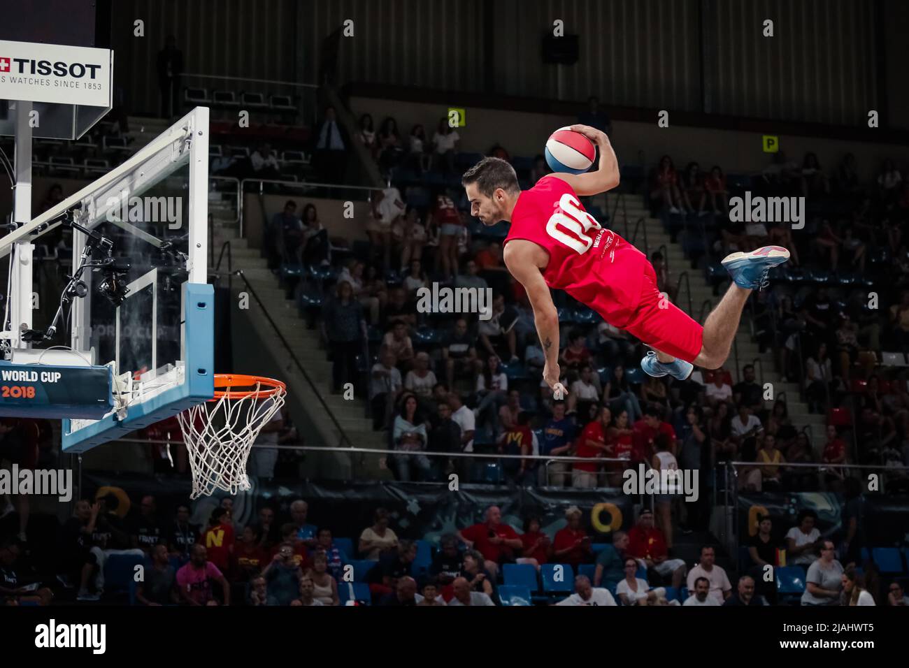 Teneriffa, Spanien, 28. September 2018: Basketballspieler springt während einer akrobatischen Basketballshow über den Korb Stockfoto