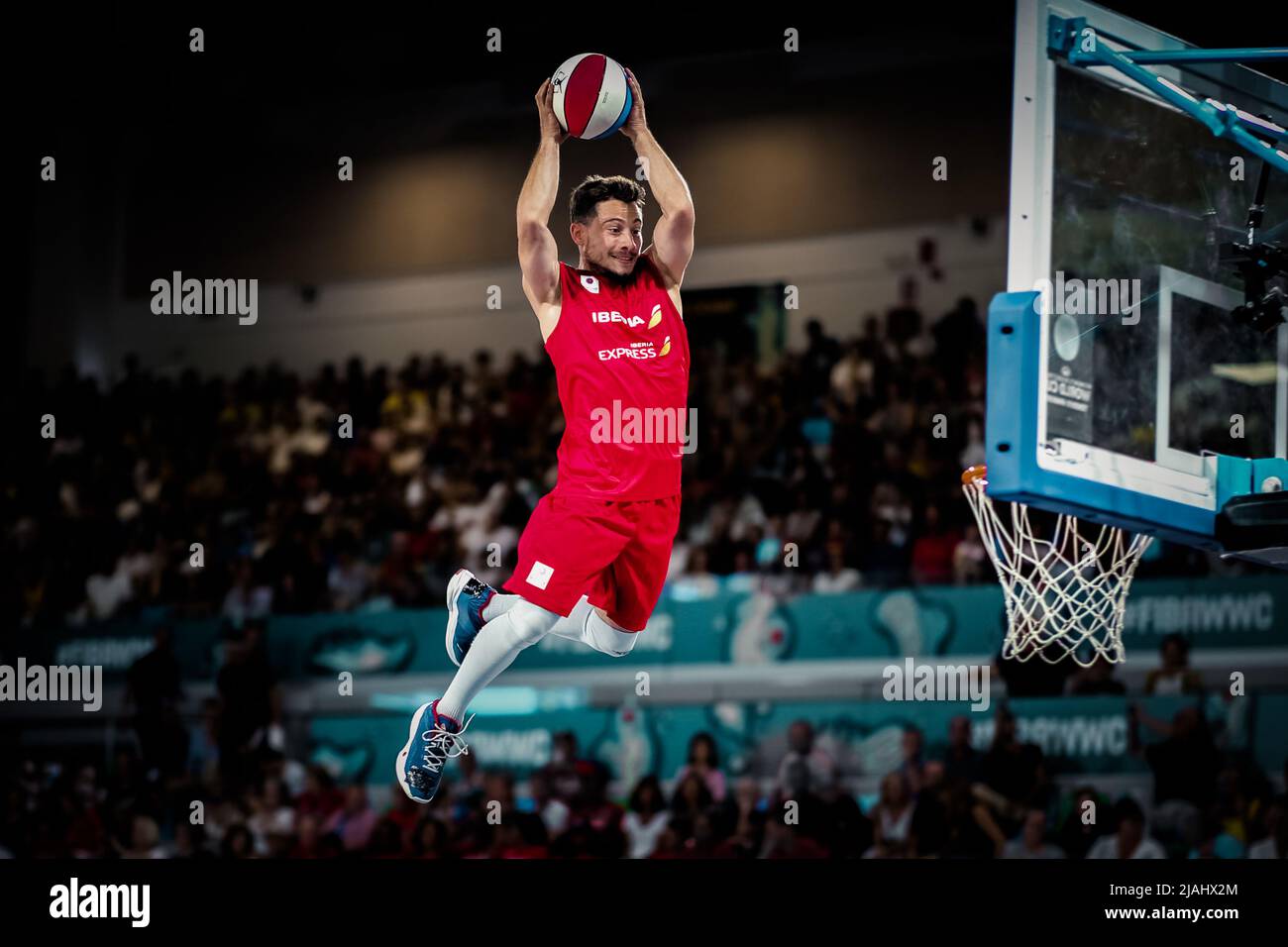 Teneriffa, Spanien, 23. September 2018: Basketballspieler springt mit Ball in den Händen während einer akrobatischen Basketballshow auf der FIBA WWC 2018 hoch Stockfoto