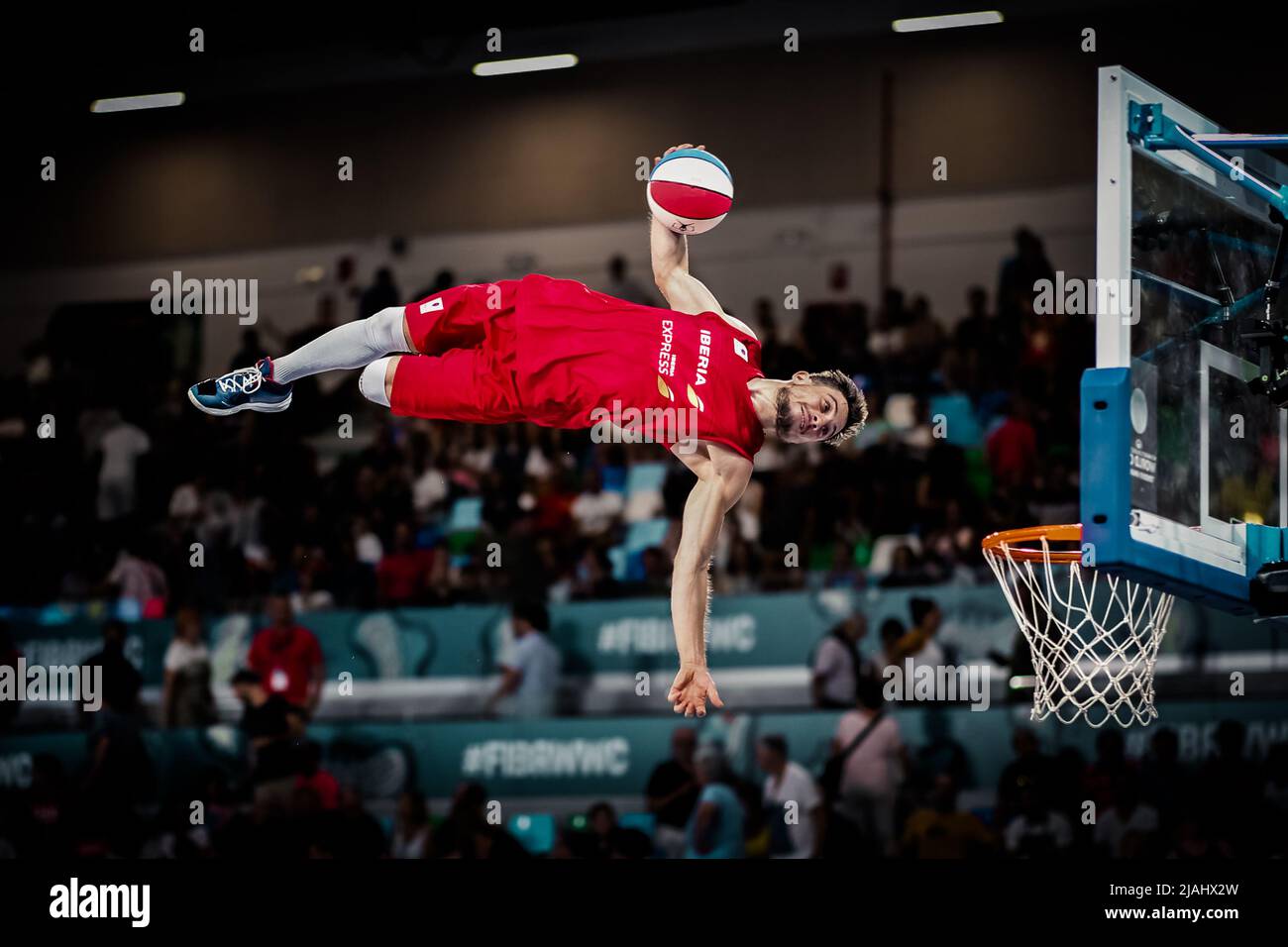 Teneriffa, Spanien, 23. September 2018: Akrobatischer Slam Dunk eines männlichen Basketballspielers während einer Basketballshow beim FIBA Basketball WWC Stockfoto