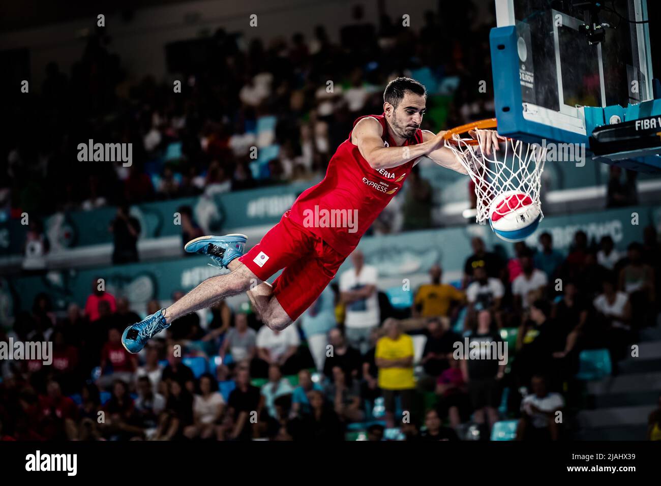 Teneriffa, Spanien, 23. September 2018: Basketballspieler macht während einer akrobatischen Basketballshow einen Slam Dunk Stockfoto
