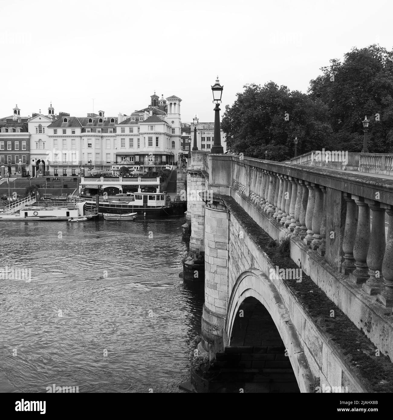 Richmond upon Thames mit der Brücke auf der Richmond Road rechts. Stockfoto