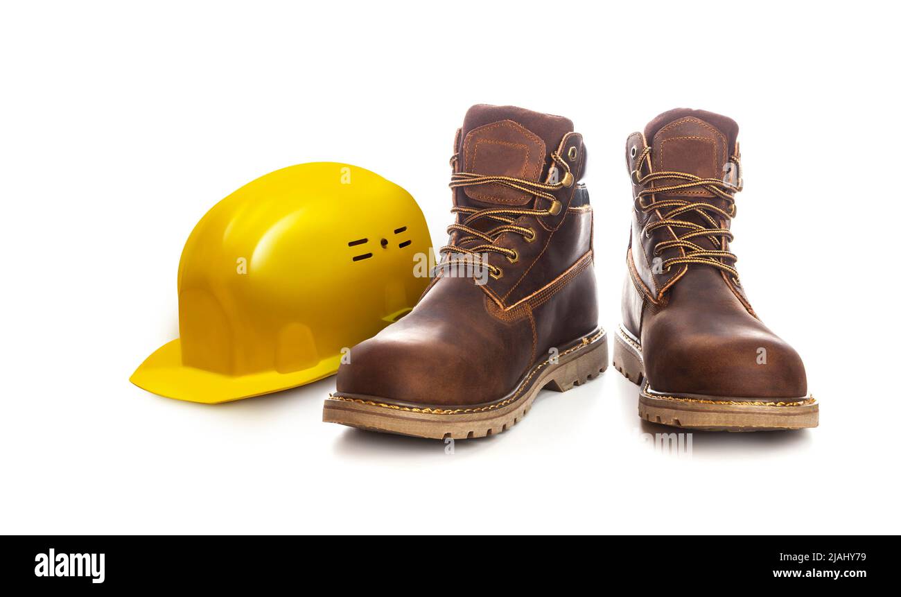 Sicherheitskonzept hart arbeiten. Arbeiter gelb Helm und Stiefel isoliert auf weißem Hintergrund, geschlossen Stockfoto