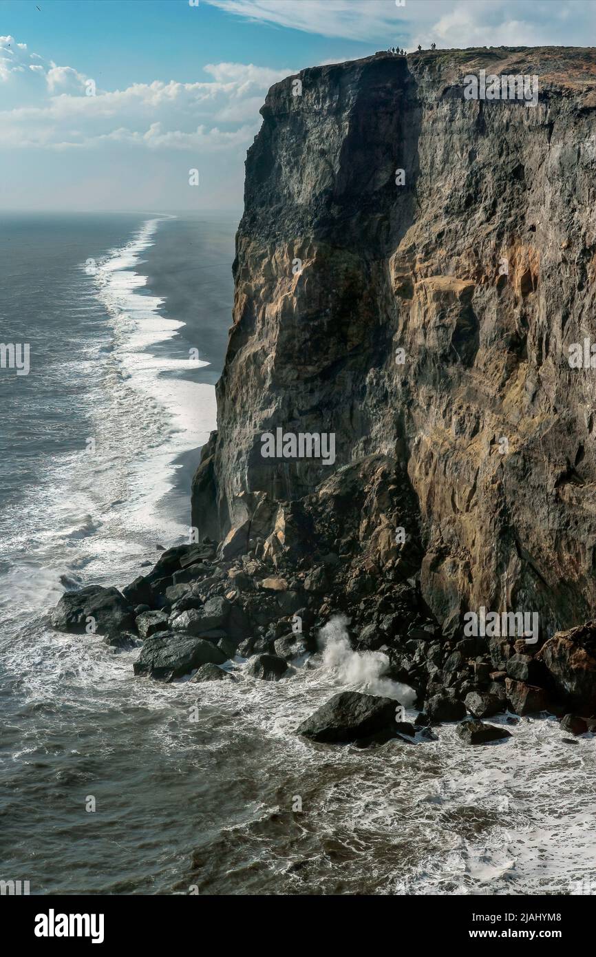 Restless Surf, Basaltische Meeresklippen, Dyrholaey, Island Stockfoto