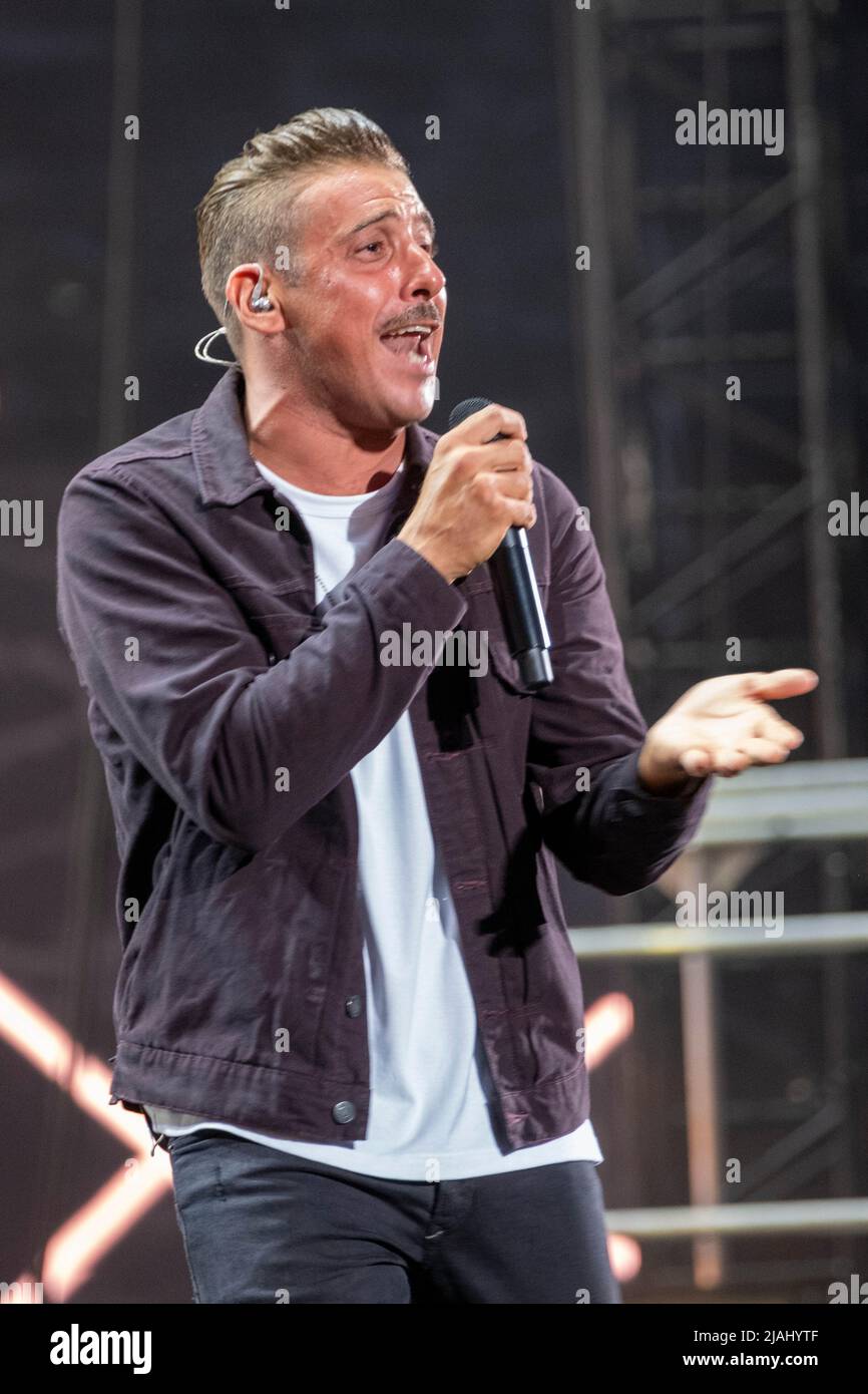 Verona, Italien. 7.. Juli 2022. Der italienische Sänger Francesco Gabbani tritt während seines Live-Aufens in der Arena di Verona für die „viceversa Tour“ auf Stockfoto