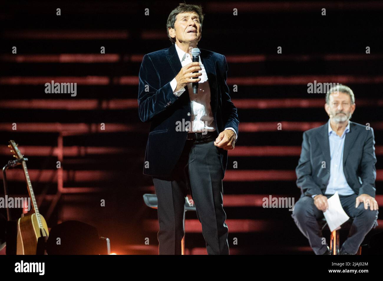 Verona, Italien. 19.. September 202o. Der italienische Sänger Gianni Morandi tritt bei seinem Live-Auftritt in der Arena di Verona für die 'Devo molto all'amore Tour' auf Stockfoto