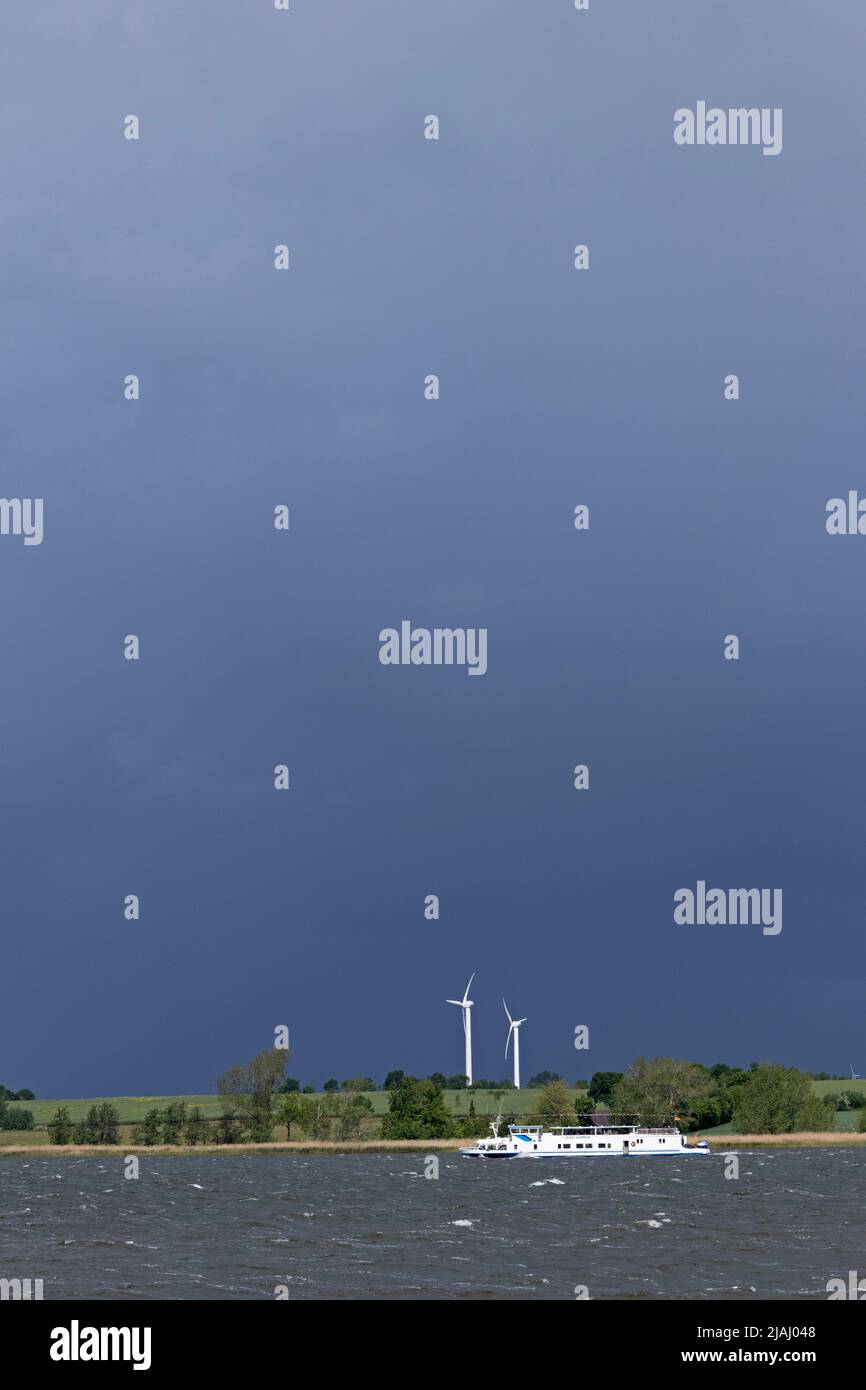 Regenwolken über Schlei, Ausflugsboot Stadt Kappeln, Windmotoren, bei Sieseby, Schlei, Schleswig-Holstein, Deutschland Stockfoto
