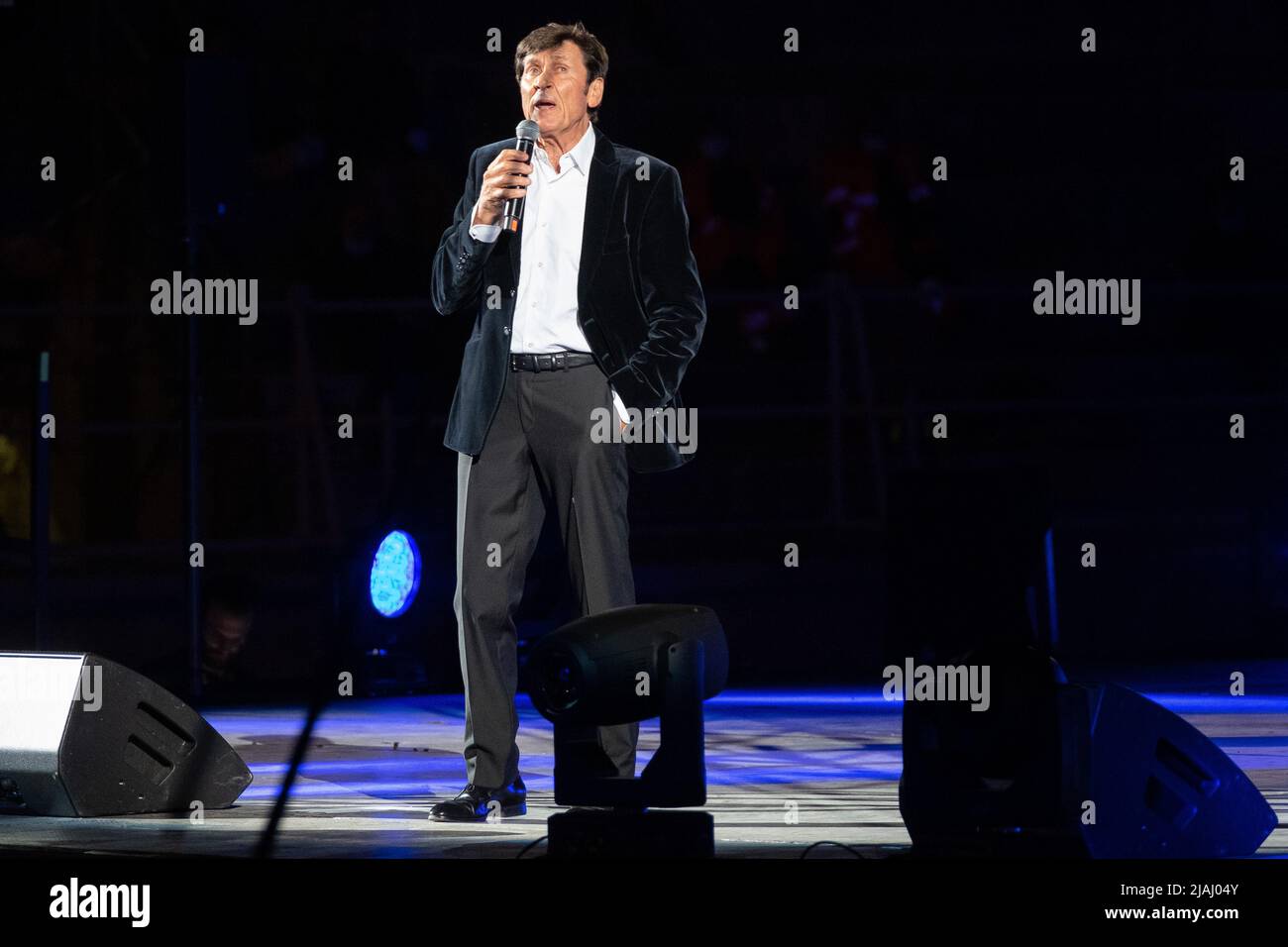 Verona, Italien. 19.. September 202o. Der italienische Sänger Gianni Morandi tritt bei seinem Live-Auftritt in der Arena di Verona für die 'Devo molto all'amore Tour' auf Stockfoto