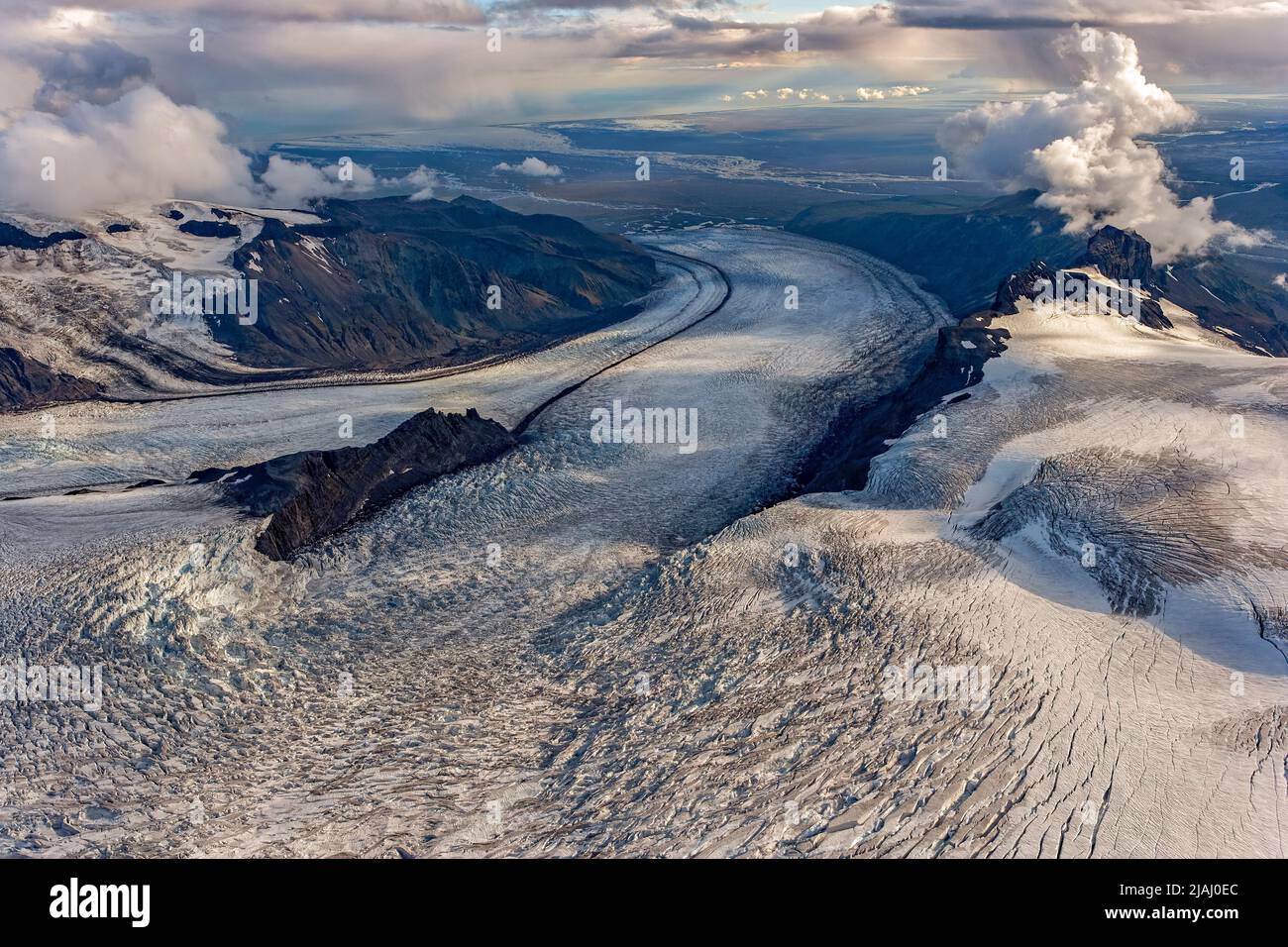 Luftaufnahme des Vatnajokull-Gletschers, der zum Meer absteigt, Island Stockfoto