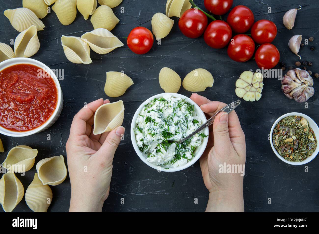 Gefüllte Conchiglie Zubereitung, cremige Ricotta und Tomatensoße, Draufsicht. Leckere itaische Pasta. Stockfoto