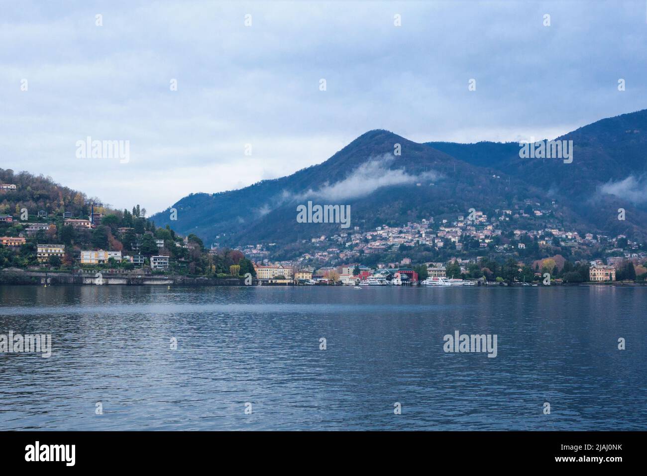 Schöner Blick auf den Comer See in der Lombardei in Italien an einem bewölkten Tag. Reisen Sie Nach Italien. Stockfoto