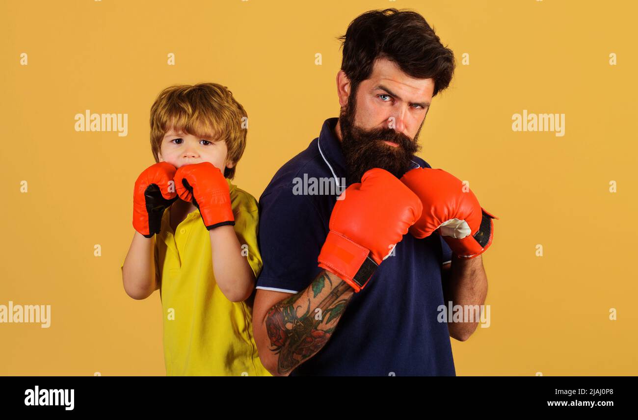 Vater und Sohn in Boxhandschuhen zum Sparring bereit. Gemeinsam trainieren. Familientraining. Sportlicher Lifestyle. Stockfoto