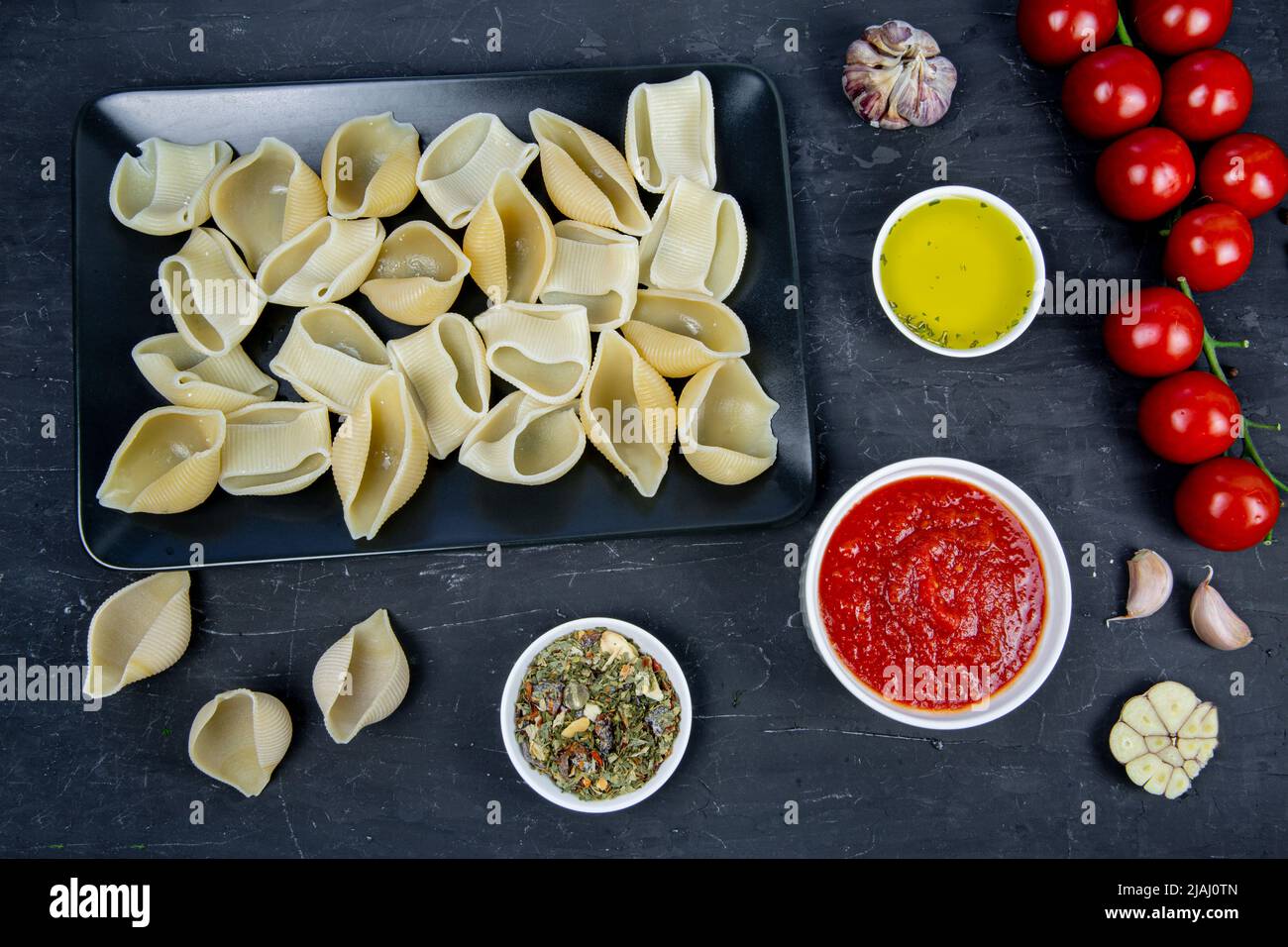 Gefüllte Conchiglie Zubereitung, cremige Ricotta und Tomatensoße, Draufsicht. Leckere itaische Pasta. Stockfoto